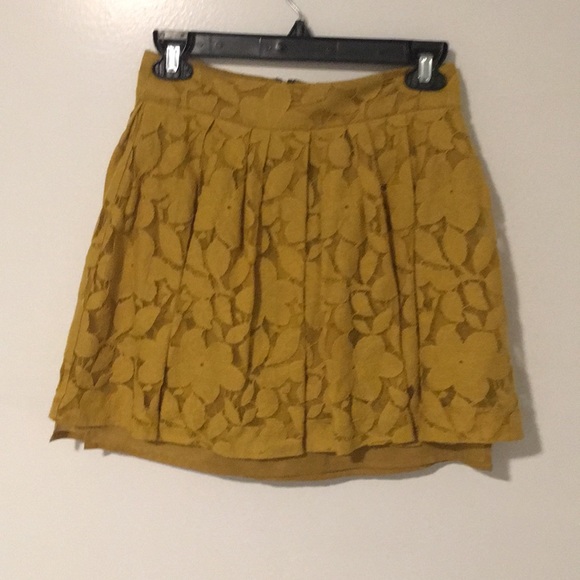 Pretty much doll-sized lace skirt - Picture 4 of 4